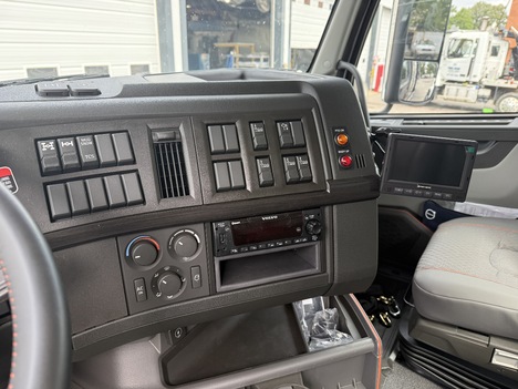 NEW 2027 VOLVO VHD104F DUMP TRUCK #$vid