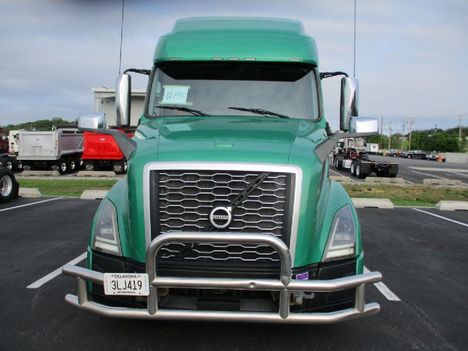 USED 2020 VOLVO VNL64T760 SLEEPER TRUCK #$vid