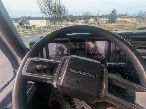 USED 2023 MACK MD6 SERVICE - UTILITY TRUCK #$vid