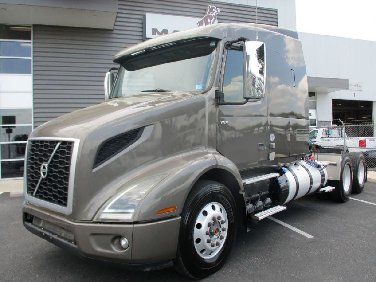 USED 2020 VOLVO VNR64T640 TANDEM AXLE SLEEPER TRUCK #1911 USED 2020 VOLVO VNR64T640 TANDEM AXLE SLEEPER TRUCK #1911