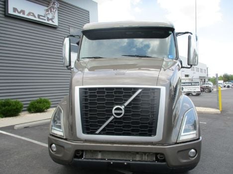 USED 2020 VOLVO VNR64T640 TANDEM AXLE SLEEPER TRUCK #$vid