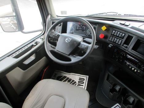 USED 2020 VOLVO VNR64T640 TANDEM AXLE SLEEPER TRUCK #$vid