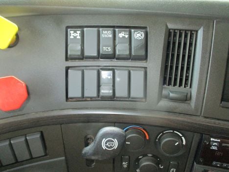 USED 2020 VOLVO VNR64T640 TANDEM AXLE SLEEPER TRUCK #$vid