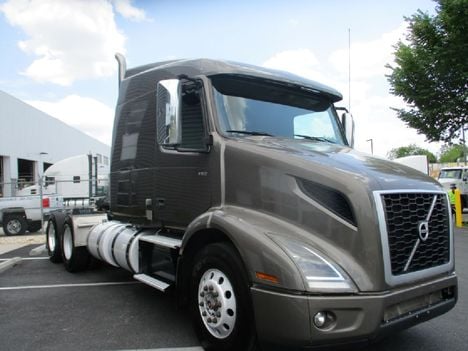 USED 2020 VOLVO VNR64T640 TANDEM AXLE SLEEPER TRUCK #$vid