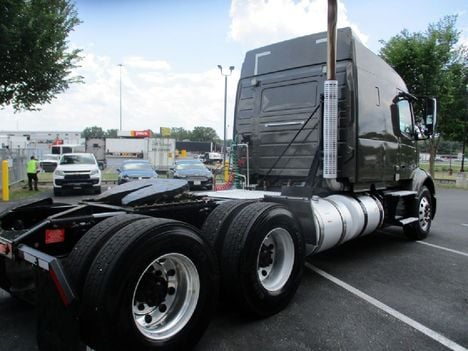 USED 2020 VOLVO VNR64T640 TANDEM AXLE SLEEPER TRUCK #$vid