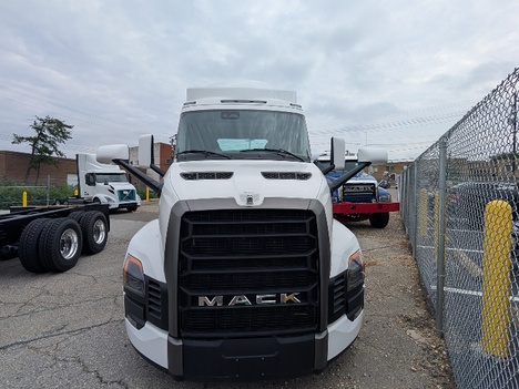NEW 2026 MACK PIONEER DAYCAB TRUCK #$vid