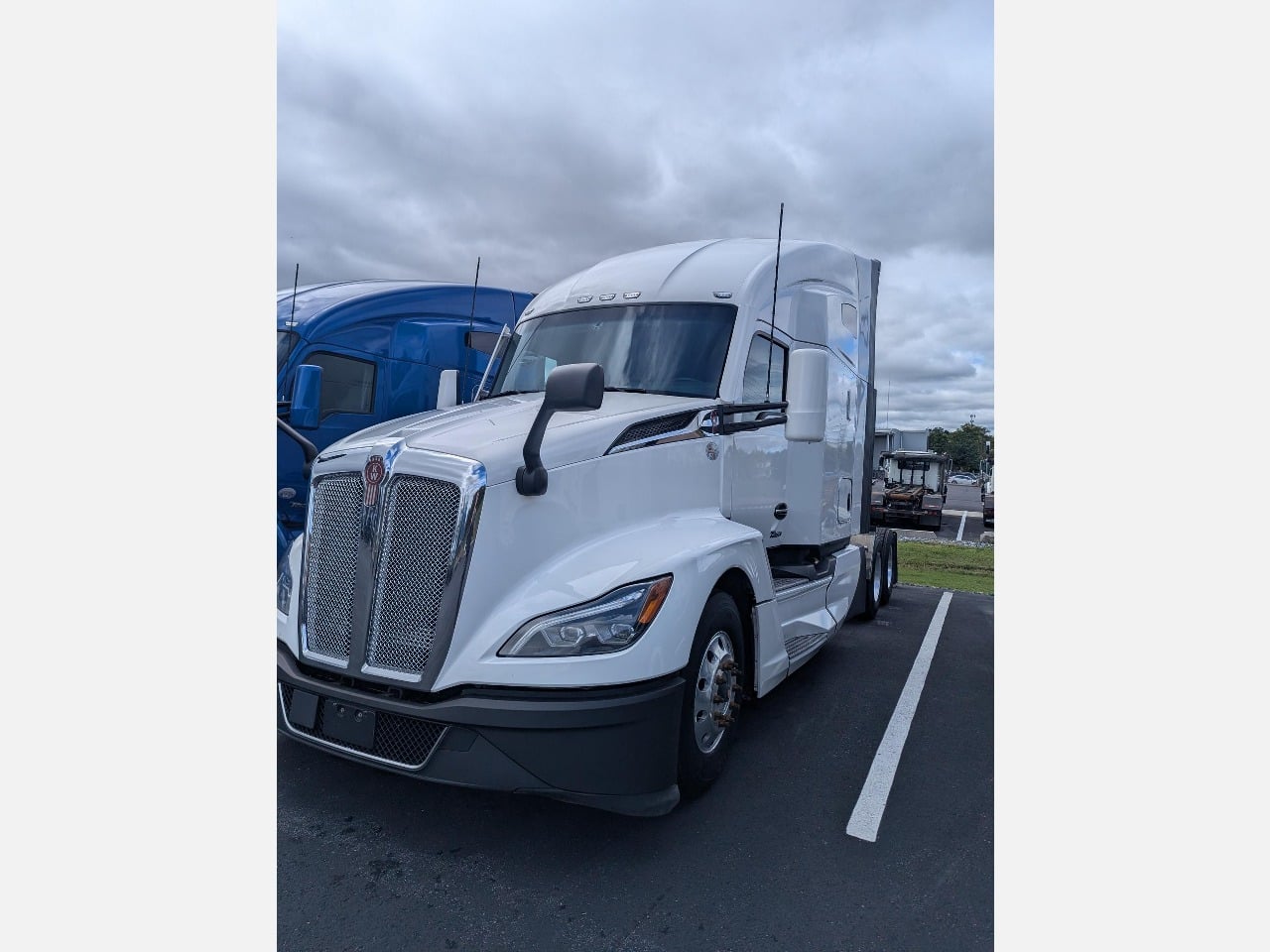 USED 2022 KENWORTH T680 TANDEM AXLE SLEEPER TRUCK #1940 USED 2022 KENWORTH T680 TANDEM AXLE SLEEPER TRUCK #1940