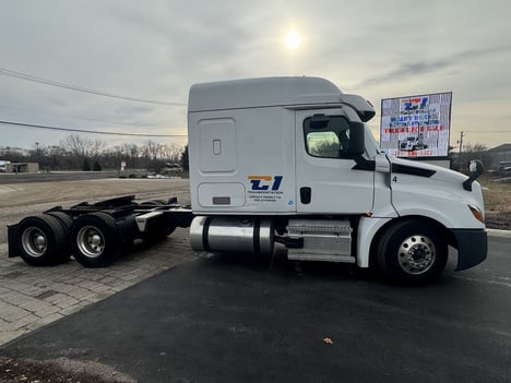 2022 FREIGHTLINER Cascadia Sleeper #1052 2022 FREIGHTLINER Cascadia Sleeper #1052
