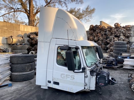 2011 VOLVO VNM Cab Body #1829