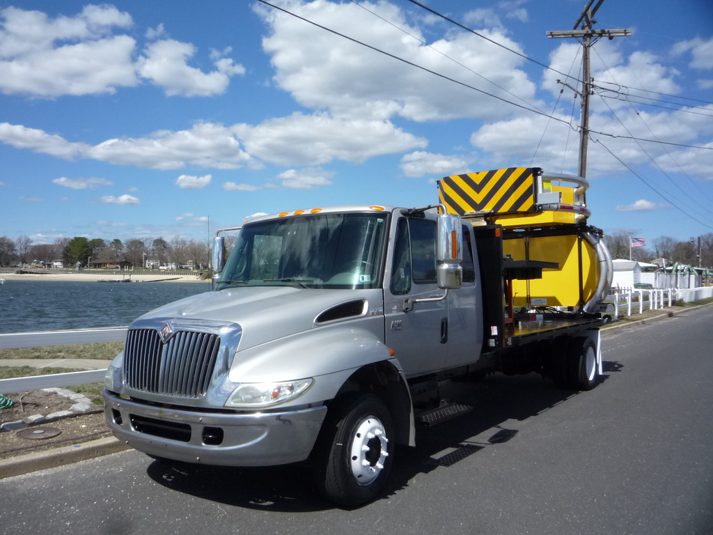 USED 2004 INTERNATIONAL 4300 ATTENUATOR TRUCK FOR SALE IN IN NEW JERSEY
