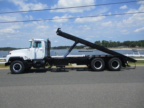 USED 2002 MACK RD688S ROLL-OFF TRUCK #12322-8