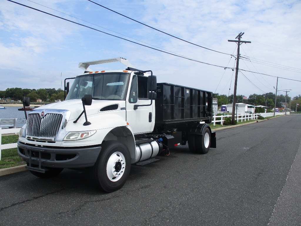 USED 2016 INTERNATIONAL 4300 HOOKLIFT TRUCK #12582