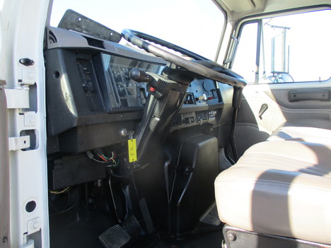 USED 2000 INTERNATIONAL 4900 BOX VAN TRUCK #12592-2
