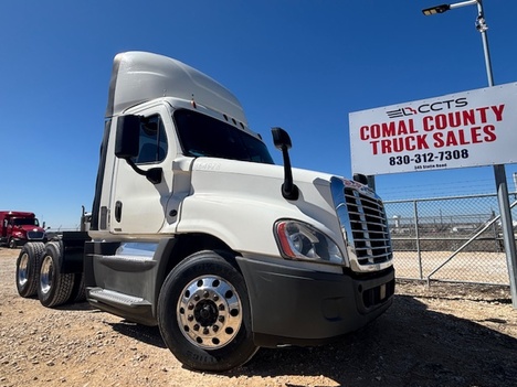 2017 FREIGHTLINER CASCADIA Tandem Axle Daycab