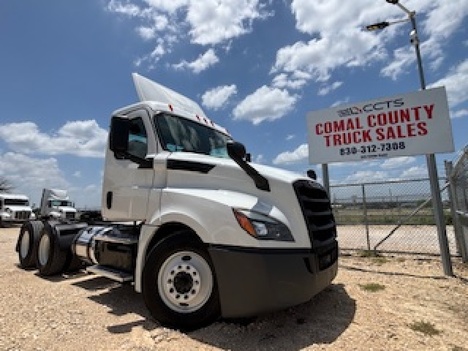2019 FREIGHTLINER CASCADIA 126 Tandem Axle Daycab