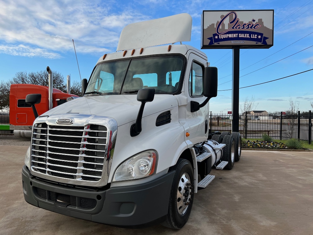 2013 FREIGHTLINER CASCADIA Tandem Axle Daycab #1