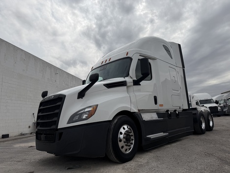 2020 FREIGHTLINER CASCADIA Sleeper #1221