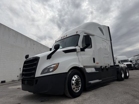 2020 FREIGHTLINER Cascadia Sleeper #1233
