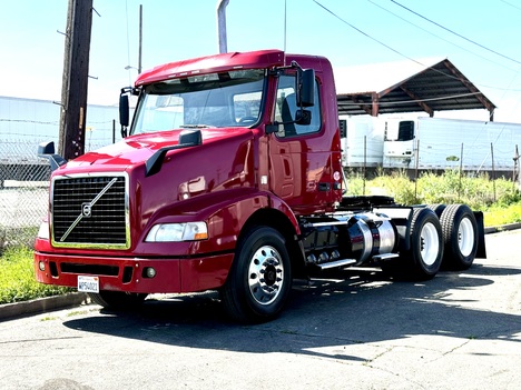 2016 VOLVO VNM64T200 Daycab