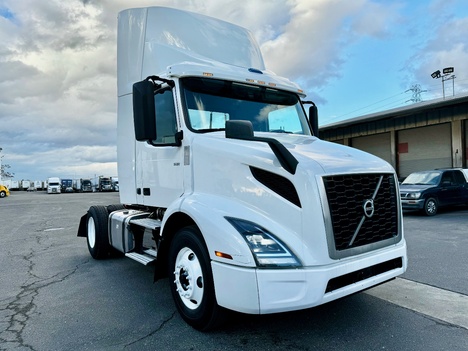 2020 VOLVO VNR42T300 Daycab