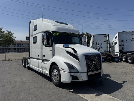 2022 VOLVO VNL860 Sleeper