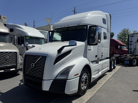 2021 VOLVO VNL760 Sleeper