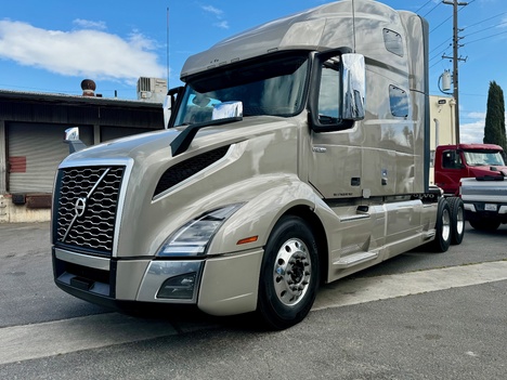 2020 VOLVO VNL760 Sleeper