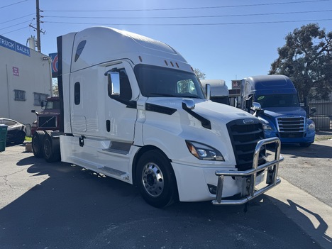 2023 FREIGHTLINER CASCADIA Sleeper
