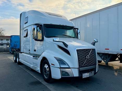 2024 VOLVO VNL860 Sleeper