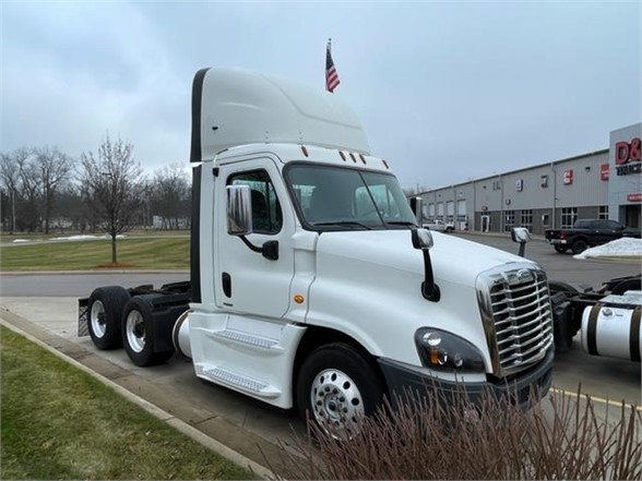 USED 2017 FREIGHTLINER CASCADIA 125 DAYCAB TRUCK #1266