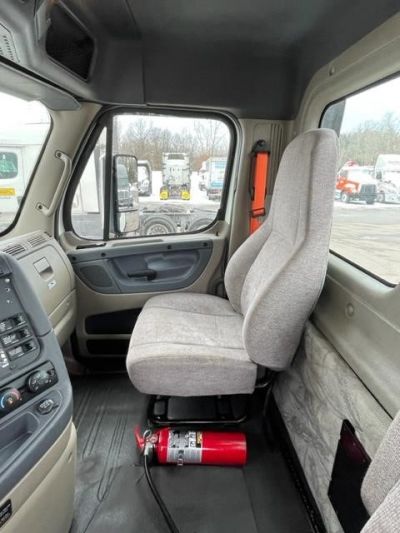 USED 2016 FREIGHTLINER CASCADIA 125 DAYCAB TRUCK #$vid