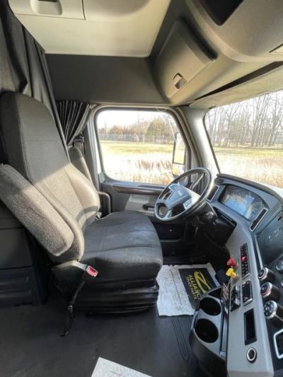 USED 2019 FREIGHTLINER CASCADIA 126 SLEEPER TRUCK #$vid