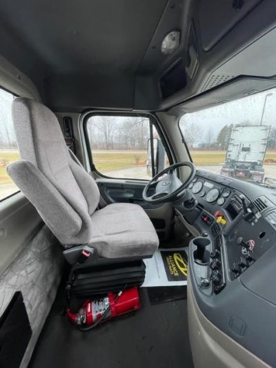 USED 2017 FREIGHTLINER CASCADIA 125 DAYCAB TRUCK #$vid