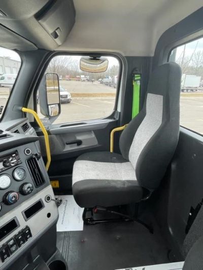 USED 2018 FREIGHTLINER CASCADIA 126 DAYCAB TRUCK #$vid
