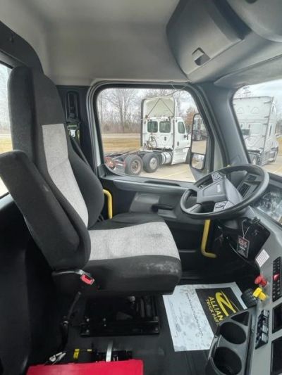 USED 2018 FREIGHTLINER CASCADIA 126 DAYCAB TRUCK #$vid