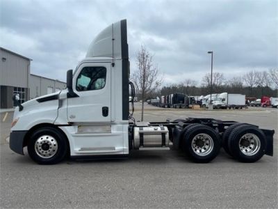 USED 2018 FREIGHTLINER CASCADIA 126 DAYCAB TRUCK #$vid