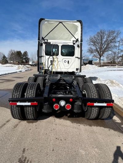 NEW 2025 FREIGHTLINER CASCADIA 126 DAYCAB TRUCK #$vid