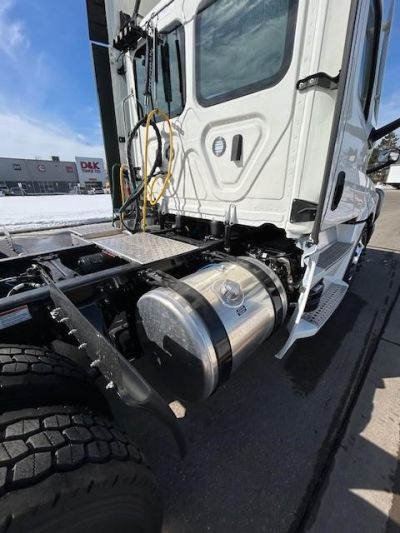 NEW 2025 FREIGHTLINER CASCADIA 126 DAYCAB TRUCK #$vid