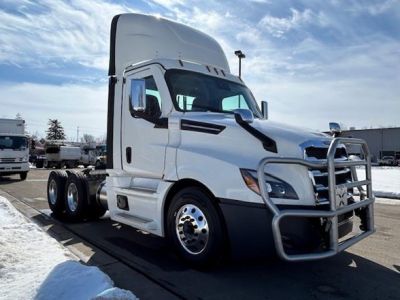 NEW 2025 FREIGHTLINER CASCADIA 126 DAYCAB TRUCK #$vid