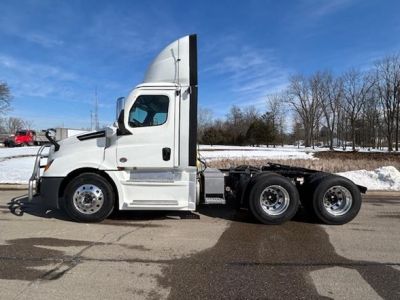 NEW 2025 FREIGHTLINER CASCADIA 126 DAYCAB TRUCK #$vid