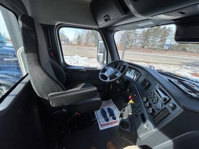 NEW 2025 FREIGHTLINER CASCADIA 126 DAYCAB TRUCK #$vid