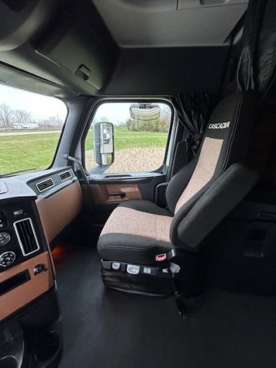 USED 2022 FREIGHTLINER CASCADIA 126 SLEEPER TRUCK #$vid