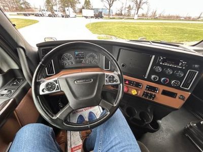 USED 2022 FREIGHTLINER CASCADIA 126 SLEEPER TRUCK #$vid