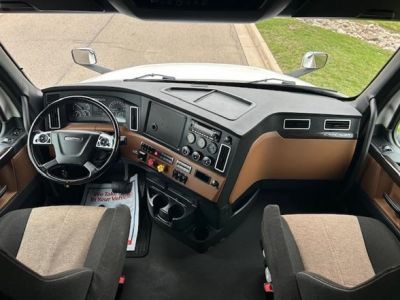 USED 2022 FREIGHTLINER CASCADIA 126 SLEEPER TRUCK #$vid