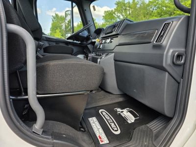 NEW 2025 FREIGHTLINER BUSINESS CLASS M2 106 PL CAB CHASSIS TRUCK #$vid