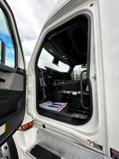 USED 2022 FREIGHTLINER CASCADIA 126 SLEEPER TRUCK #$vid