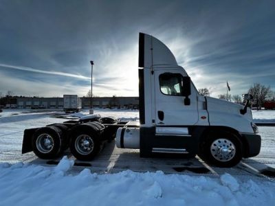 USED 2019 FREIGHTLINER CASCADIA 125 DAYCAB TRUCK #$vid