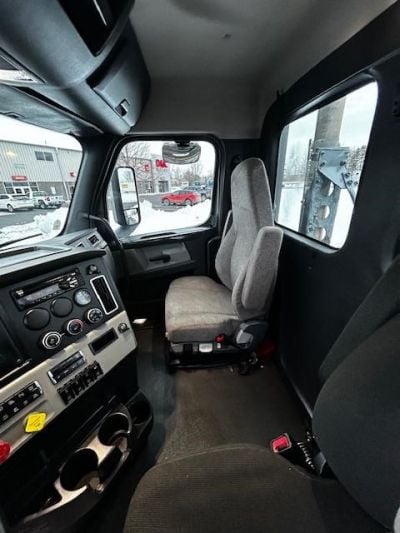 USED 2021 FREIGHTLINER CASCADIA 126 DAYCAB TRUCK #$vid