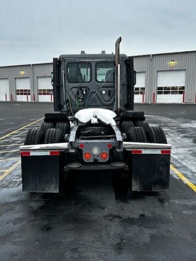 USED 2021 FREIGHTLINER CASCADIA 126 DAYCAB TRUCK #$vid