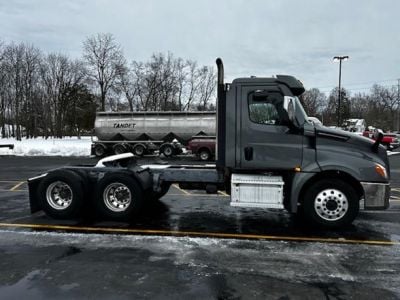 USED 2021 FREIGHTLINER CASCADIA 126 DAYCAB TRUCK #$vid